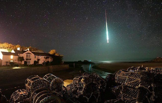 SI NË PËRRALLA/ Pamjet mahnitëse të meteorit që ndriçoi qiellin (VIDEO)