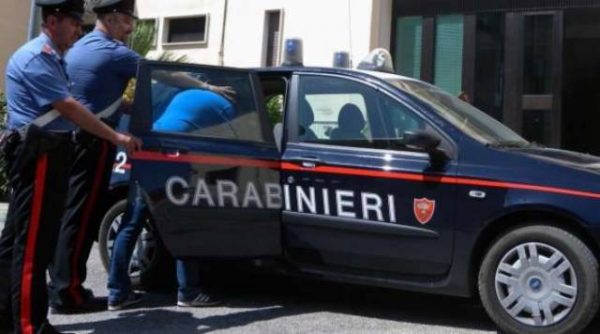 FESTA E VITIT TË RI KTHEHET NË “ARENË BOKSI”/ Vëllezërit shqiptarë rrahin italianin (FOTO)