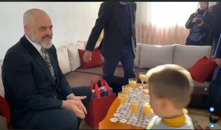 TËRMETI/ “Brenda marsit do kemi rezultatet e para”, Rama e Balluku vizitojnë familjen e dëmtuar në Vorë