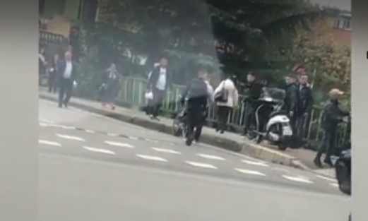 PLAS SHERRI NË TIRANË MES NJË GRUPI TË RINJSH/ Njerin e shtrinë në tokë: Lëmë, ore ik ore të q*fsha k*rvën