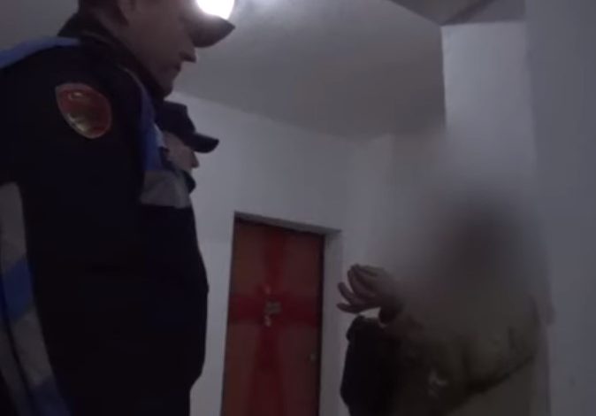 “URGJENT TE FRESKU…”/ Qytetarët kapin burrin e moshuar që ndiqte vajzën. Policia e prangos te shkallët e pallatit (I gjen prezervativë dhe viagra)