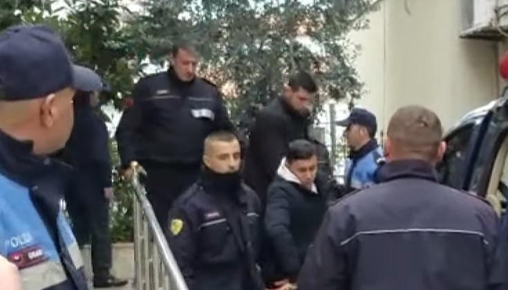 VRASJA MAKABRE NË MALLAKASTËR/ Zbardhet dëshmia e 3 të rinjve, ç’bënin brenda gjykatës dhe momenti kur largohen nën masa të rrepta sigurie (VIDEO)