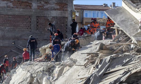 TËRMETI SHKATËRRIMTAR NË TURQI/ Numri i viktimave shkon në 31 dhe 1500 të plagosur, vazhdojnë kërkimet nën rrënoja