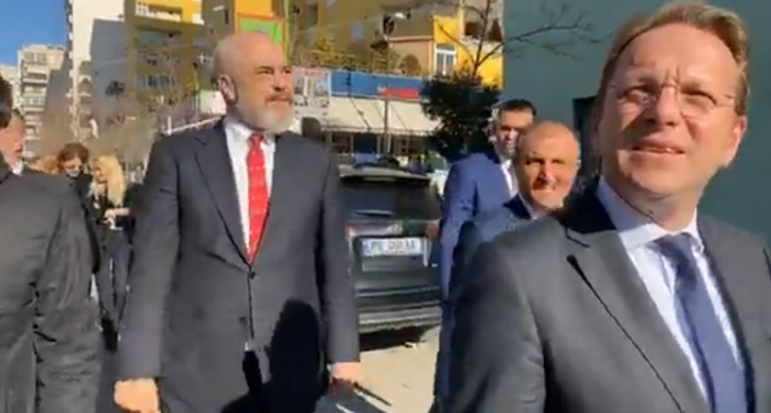 SOLIDARITETI/ Eurokomisioneri “prek” nga afër dëmet e tërmetit në Durrës, Rama: Po fillojmë ndërtimin e dy lagjeve