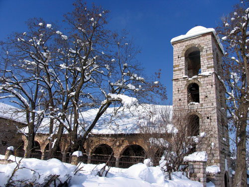 DIMRI NË VOSKOPOJË/ Kur fshati turistik mbulohet nga rreshjet e dëborës