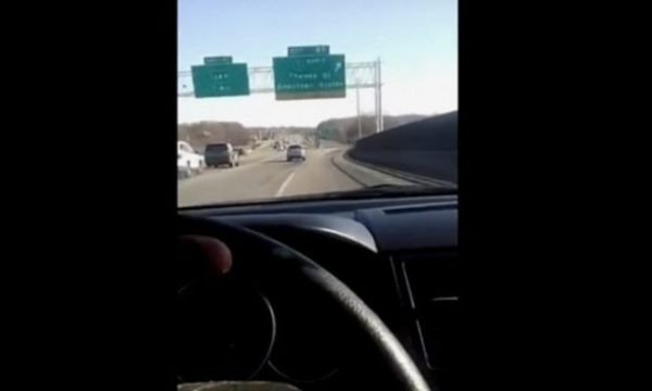 AKSIDENT HORROR/ Automjeti del nga rruga, rrotullohet 360 gradë (VIDEO)