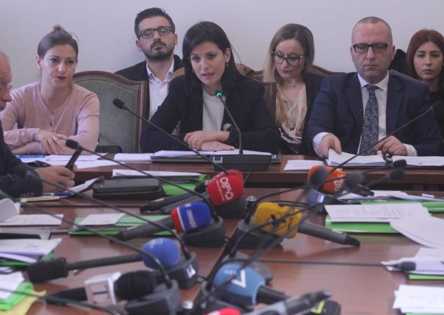 E KTHEU NË KUVEND/ Komisioni i Medias RRËZON dekretin e Metës për “ANTI-SHPIFJEN”