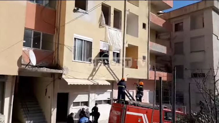 E PAZAKONTË NË GJIROKASTËR/ Nënës i mbyllet dera e blinduar, zjarrfikësit shpëtojnë 4-vjeçaren duke hyrë nga dritarja e katit të dytë (VIDEO)