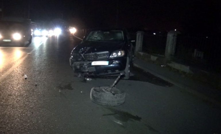 AKSIDENT NË RROGOZHINË/ Automjeti përplaset me bordurën, vdes 22-vjeçari