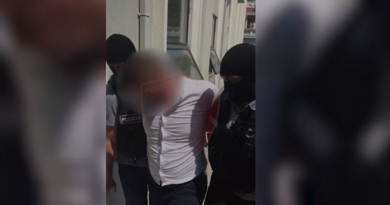 ÇMENDET I RIU NË FUSHË KRUJË/ Kanos me thikë të vëllanë e tij, kapet nga policia