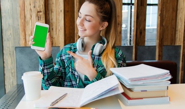 A KA FËMIJA JUAJ NJË CELULAR? Ja si ndikon ai në të mësuarin dhe shkrimin e detyrave të shtëpisë
