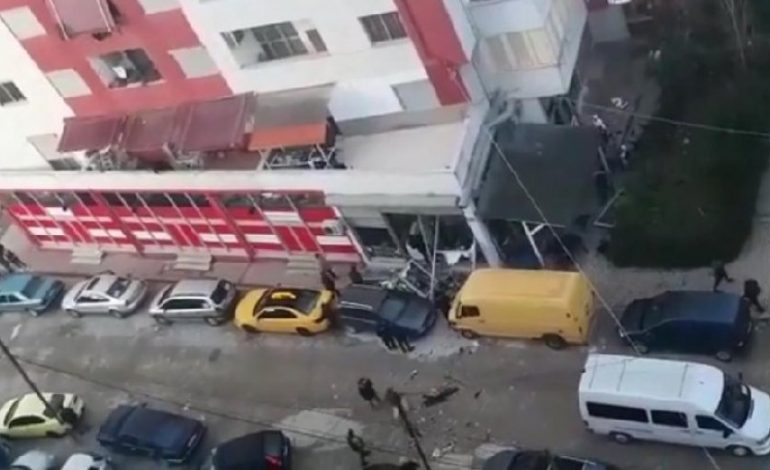 MOMENTET E TMERRIT NGA SHPËRTHIMI I BOMBOLËS/ Xhamat e thyer i dëmtuan syrin pronares, punonjësja u përplas në tokë (EMRAT)