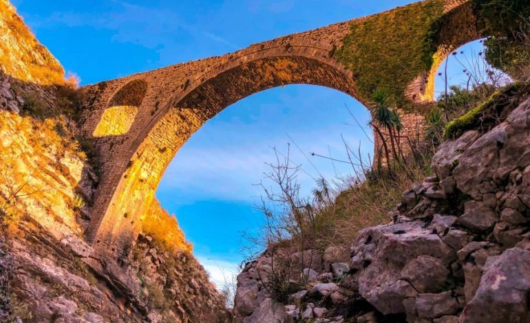E RËNDË NË GJIROKASTËR/ Burri hidhet nga ura e Ali Pashait (FOTO)