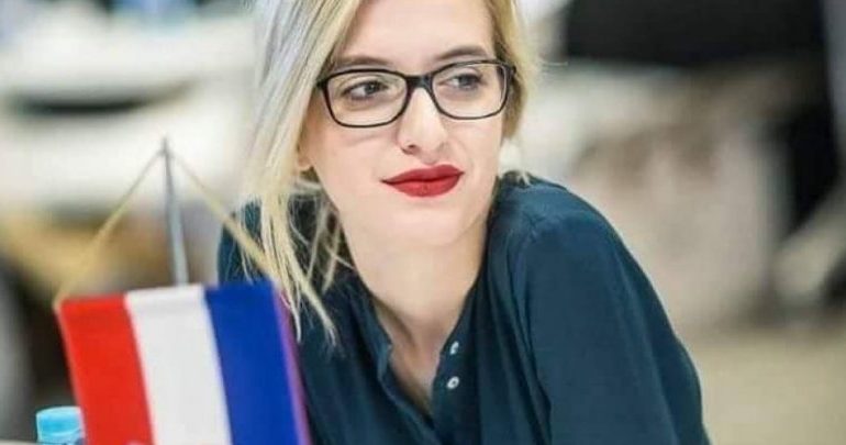 “DUHET SHUMË DURIM, SUKSESI…”/ Presidentja kroate ka një shqiptare në stafin e saj, kush është 26 vjeçarja që e këshillon