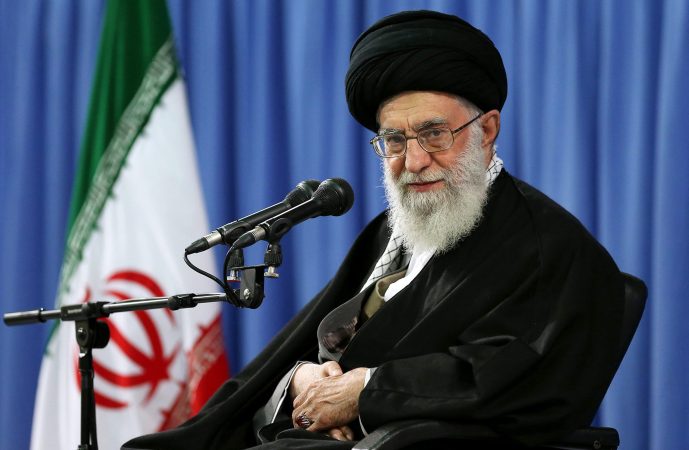 “PERËNDIMI ËSHTË I DOBËT PËR TË GJUNJËZUAR IRANIANËT”/ Khamenei bën thirrje për unitet: Rrëzimi i avionit një “aksident i hidhur”