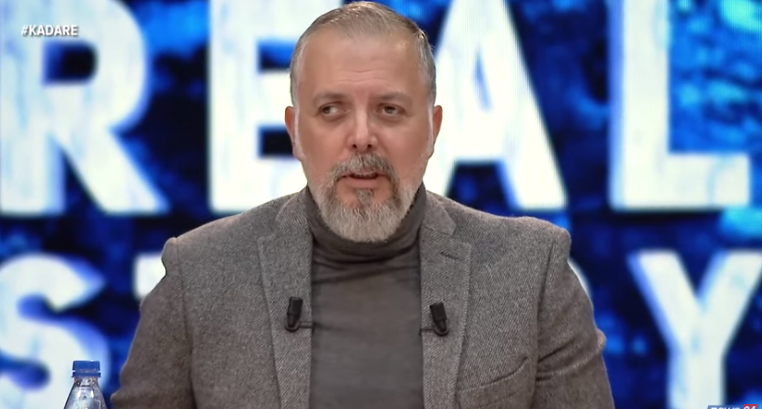 “ISHTE JO I LEHTË…”/ Si u përjetuan LIVE lëkundjet e tërmetit në studion e emisionit (VIDEO)