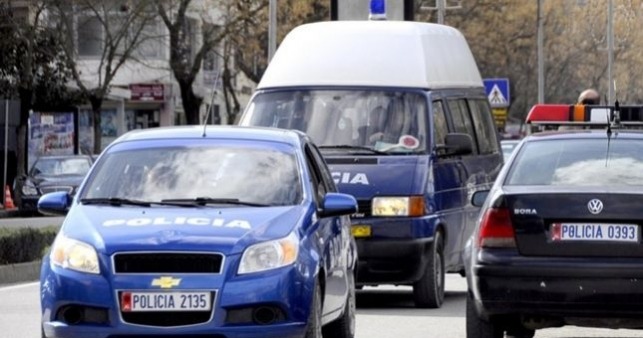 E PËRPLAS AUTOMJETI TEKSA PO KALONTE RRUGËN/ 40-vjeçarja në gjendje të rëndë në Spitalin e Korçës