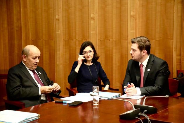CAKAJ TAKON MINISTREN LE DRIAN/ “Shqipëria dhe Franca komunikim intensiv për negociatat”