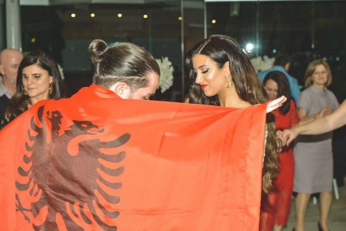 VRAU VAJZËN DHE DHËNDRIN MË PAS QËLLOI VETEN/ Përmirësohet gjendja e babait shqiptar në Australi, së shpejti do të…