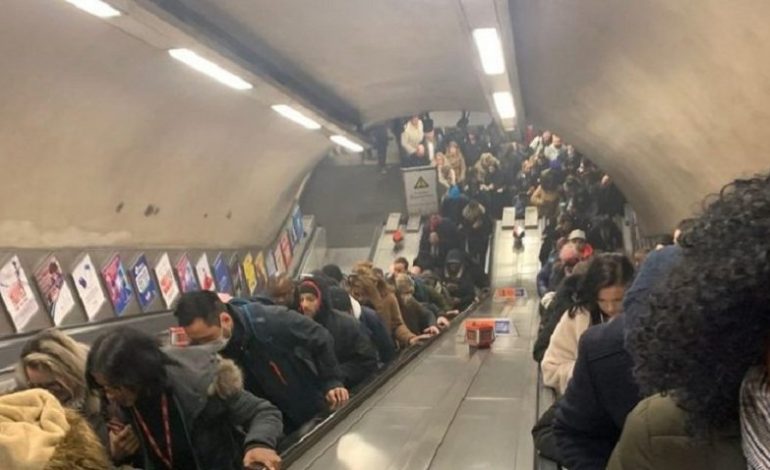 KAOS TEK UDHËTARËT/ Përfshihet nga zjarri treni në Londër (FOTO)