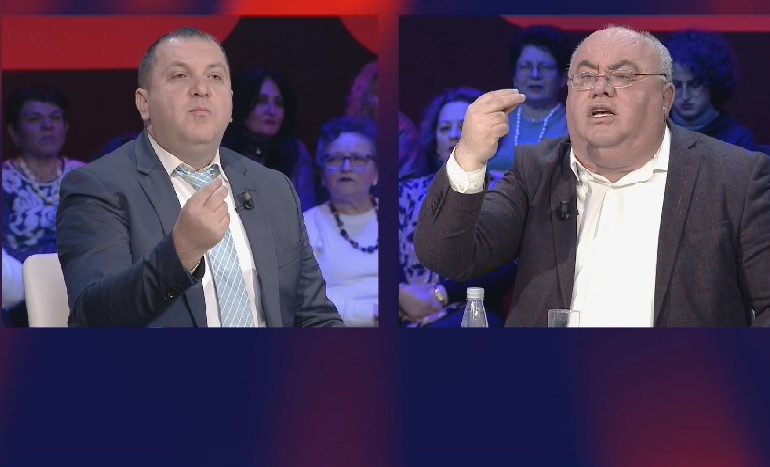 PLAS NË EMISION/ Analistë akuza njëri-tjetrit: Je xhihadist! O debil, o injorant! (VIDEO)
