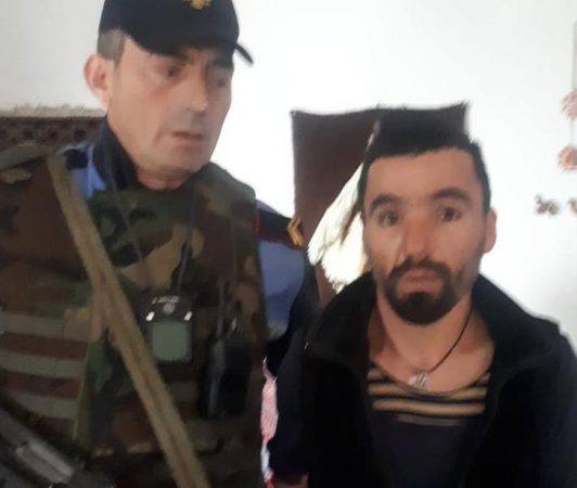 MASAKROI ME THIKË DHE LEVË KUNATËN/ Kapet pas disa orësh autori i krimit makabër (PAMJE NGA ARRESTIMI)