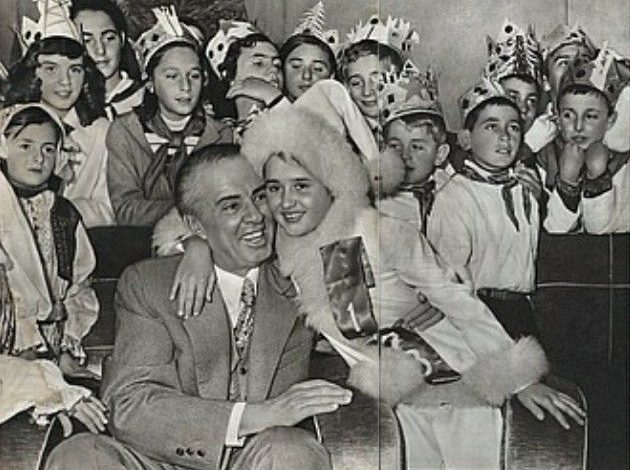 I VESHUR SI BABAGJYSH/ Imazhet e panjohura, si e festonte Enver Hoxha Vitin e Ri (FOTO)