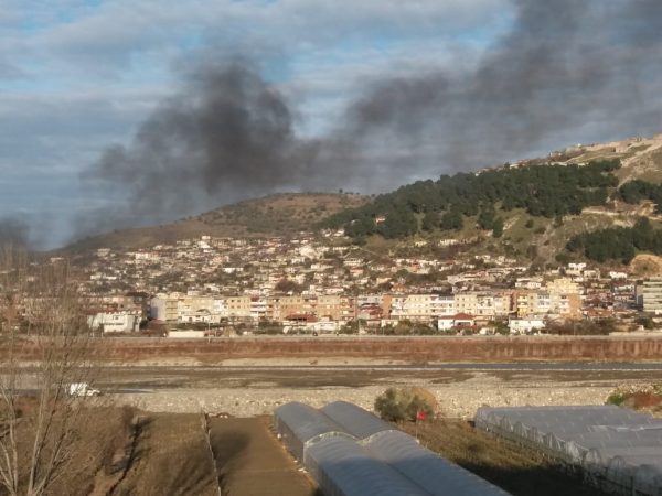 BERATI NËN PUSHTETIN E TYMIT/ Digjen goma dhe plehra në hyrje të qytetit muze (VIDEO)