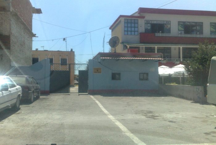 NDODH NË FUSHË KRUJË/ Sherr për pronën, nipi godet me sende të forta xhaxhanë
