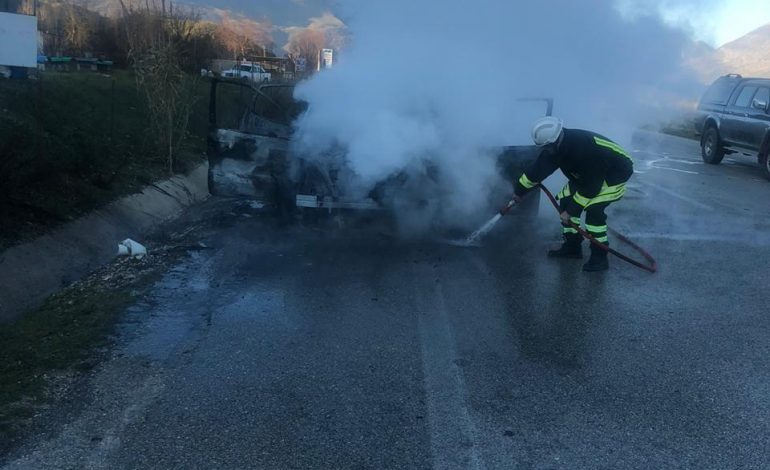 FLAKË NË AKSIN GJIROKASTËR-TEPELENË/ Shkrumbohet makina, dyshohet se…