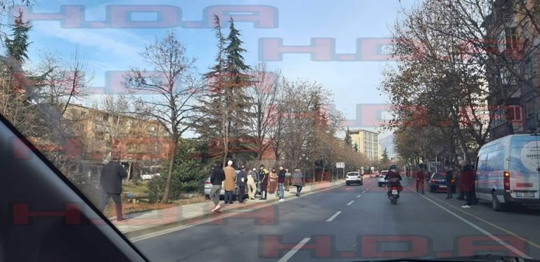 AKSIDENT I FRIKSHËM TE URA E TABAKËVE NË TIRANË/ Automjeti përfundon në trotuar