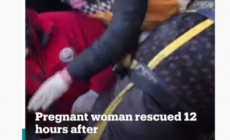 LOT GËZIMI NË TURQI/ Nxirret e gjallë pas 12 orësh nën rrënoja gruaja shtatzënë, shpëtohen 2 jetë (VIDEO)
