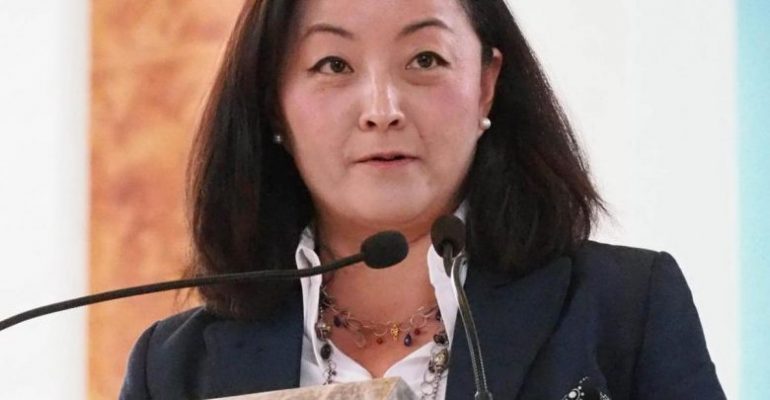 AMBASADORJA E RE E SHBA NIS TAKIMET NGA PRESIDENCA/ Pritet fjalimi i saj i parë në ambasadë