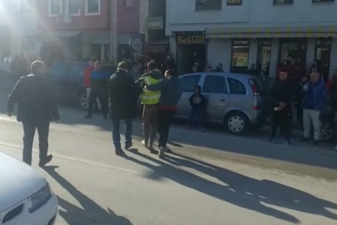 30 VJEÇARI HUMBI JETËN NËN VINÇ/ Shoku shpërthen në lot, njerëzit e largojnë nga vendi i aksidentit (VIDEO)