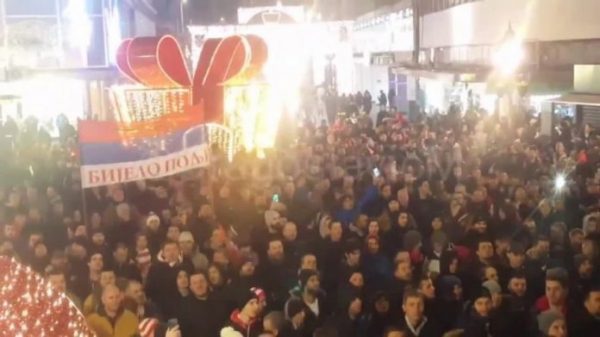 “KUSH NUK KËRCEN NUK ËSHTË SHQIPTAR”/ Protestuesit serb që sulmuan ambasadën malazeze provokojnë me thirrje nacionaliste (VIDEO)