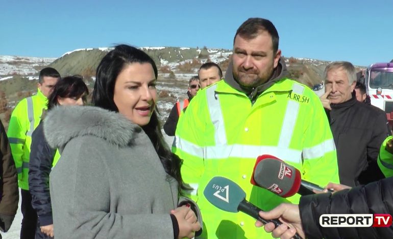 MJETE DHE PUNONJËS NË GADISHMËRI NDAJ MOTIT TË KEQ/ Balluku: Në akset problematike kemi hedhur 3000 ton kripë (VIDEO)