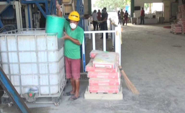 HIRI I VULLKANIT MBULON VENDIN/ Filipinasit e përdorin për prodhimin e tullave (VIDEO)
