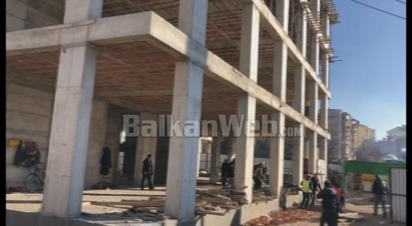 VINÇI I MORI TRAGJIKISHT JETËN TË RIUT KORÇAR/ Arrestohen përgjegjësi teknik dhe manovratori i firmës së ndërtimit