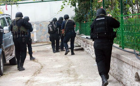 AKSION I BUJSHËM NË LAZARAT/ Kapet pas 5 vitesh anëtari i grupit kriminal që shkëmbeu zjarr me policinë