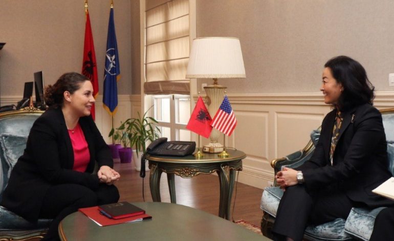 XHAÇKA TAKON YURI KIM/ Fat për ne që SHBA-të përfaqësohen në Shqipëri me një zonjë si Ambasadorja