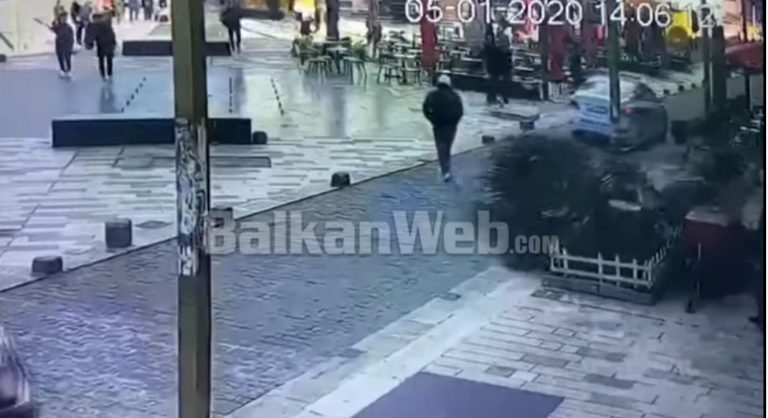 NË TË NJËJTIN VEND! Bie sërish palma në Durrës, ja momenti kur kalimtari dhe makina e policisë shpëtojnë paq