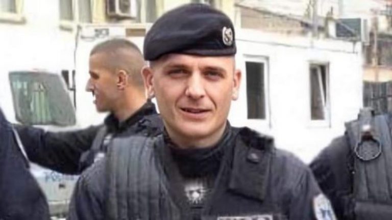 U VRA NË KRYE TË DETYRËS/ Flamujt ulen gjysëm shtizë, ditë zie për policin Sani Thaçi