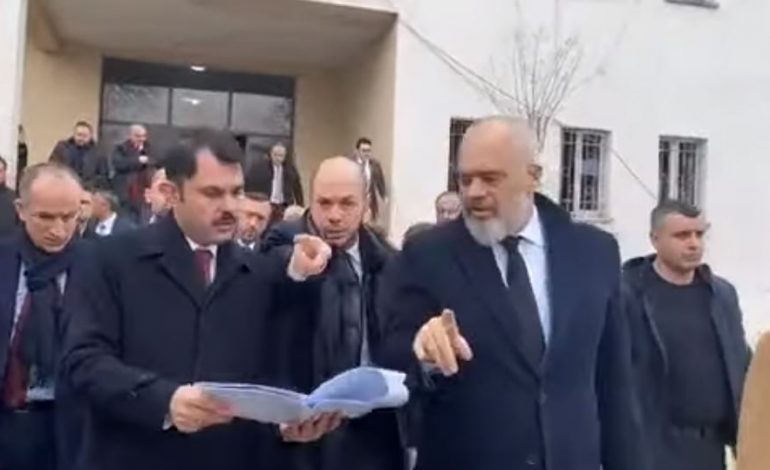 ME MINISTRIN TURK/ Rama: Do ndërtohet lagje model me infrastrukturë nëntokësore! Kurum: Rrugët nëntokësore të jenë…