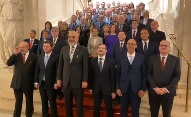 “SA NACIONALITETE JANË?” Rama foto me “skuadrën” drejtuese të OSBE, ja nga sa kombësi përbëhet