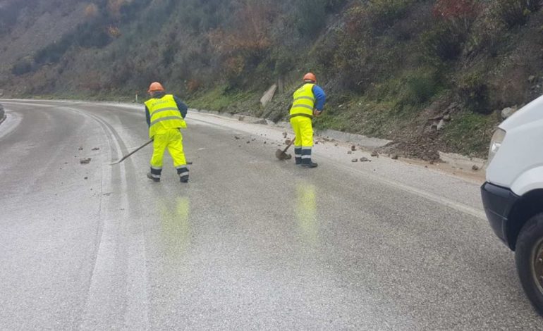 MOTI I KEQ/ Pastrohen akset në Kukës nga inertet e rëna në rrugë