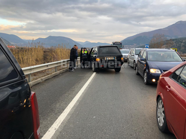 AKSIDENT I TREFISHTË NË MILOT/ Përplasen automjetet, plagosen dy persona (VIDEO)