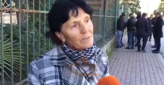 KRIMI MANSTRUOZ NË MALLAKASTËR/ Nëna e autorit shpërthen në lot: Drita i ka dhënë gji Visit, të më hiqte qafe mua se atë