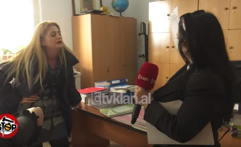 “NUK TA BËJ DOT MË, HIDHU PËRPJETË”/ Sjellja arrogante e sekretares së shkollës, gris dëftesën para gazetares (VIDEO)
