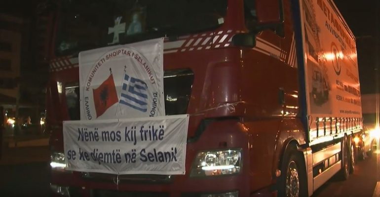 “NËNË MOS KI FRIKË, SE KE DJEMTË NË SELANIK!”/ Emigrantët shqiptarë sjellin 3 kamionë me ndihma për banorët e prekur nga tërmeti (VIDEO)