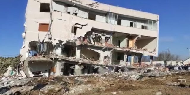 “BIE ASTIRI”/ Shembet ndërtesa e fundit tek Unaza e Re (VIDEO)
